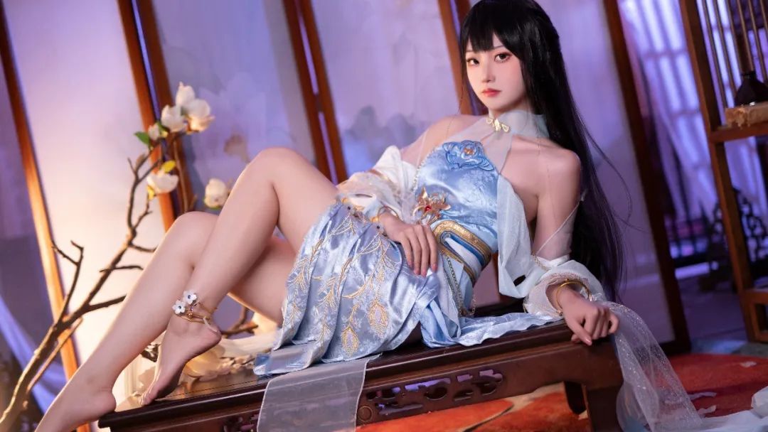 长腿轻盈在飘动的裙摆里若隐若现 吐息之间翩然若仙