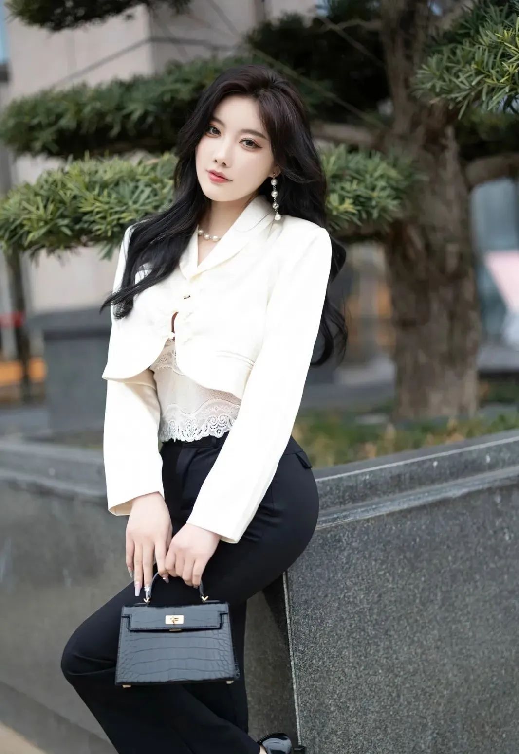 美女在酒店旁的艺术写真照，身材标致非常上镜