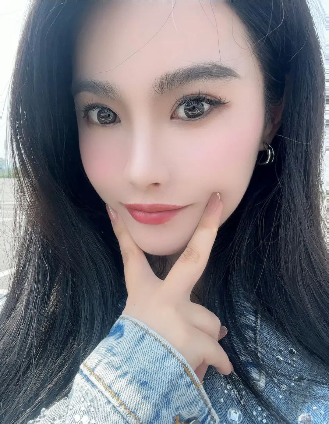 黑丝大长腿标配！玩车界最美湖人女球迷！