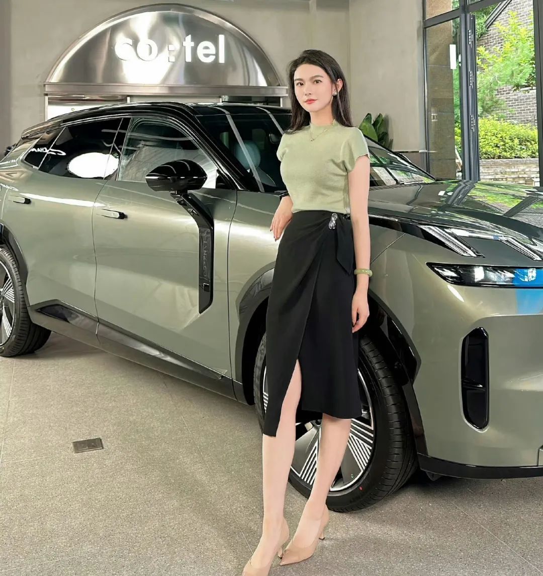 黑丝大长腿标配！玩车界最美湖人女球迷！