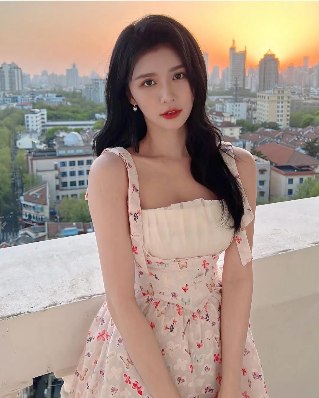 最美少妇！微笑女神！湖人女球迷，太可了...