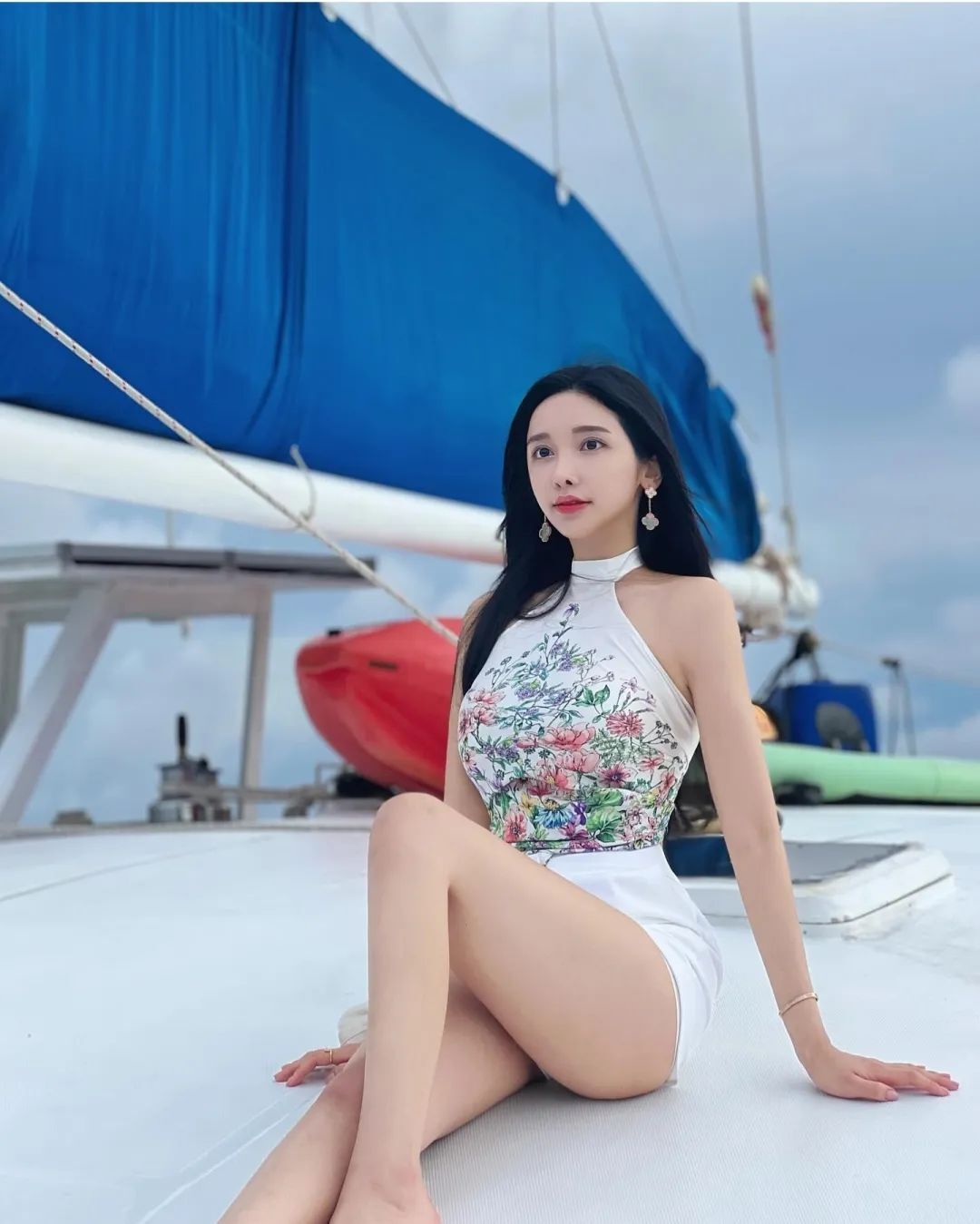气质名媛女神！这黑丝大长腿，超顶啊！