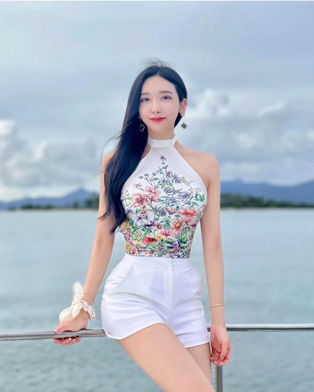 气质名媛女神！这黑丝大长腿，超顶啊！