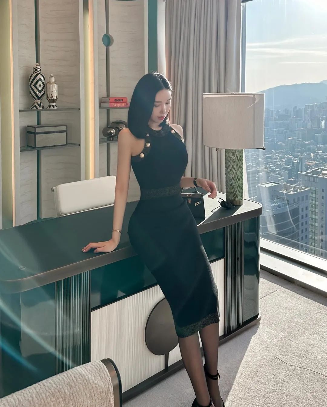 气质名媛女神！这黑丝大长腿，超顶啊！