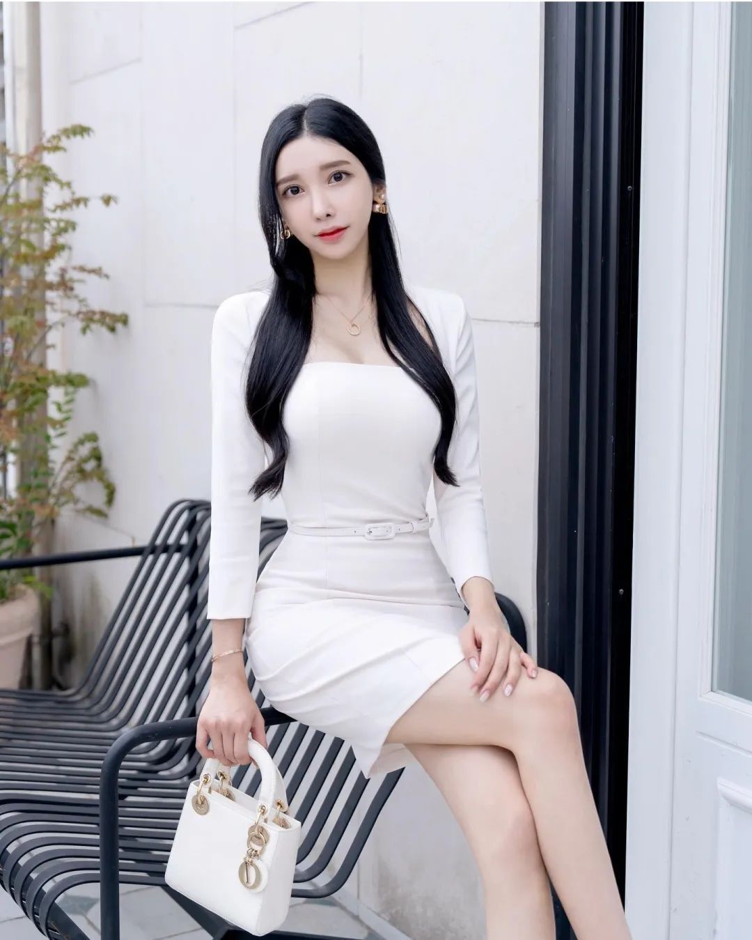气质名媛女神！这黑丝大长腿，超顶啊！
