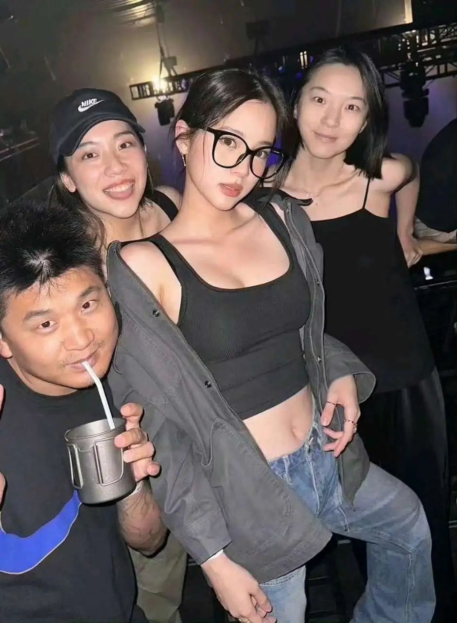别低估她的性感！她穿上黑丝后，谁看了不迷糊？