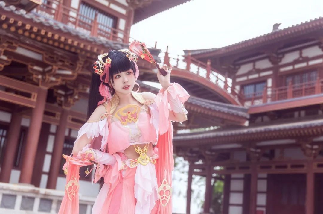 欣赏我婀娜的舞姿。