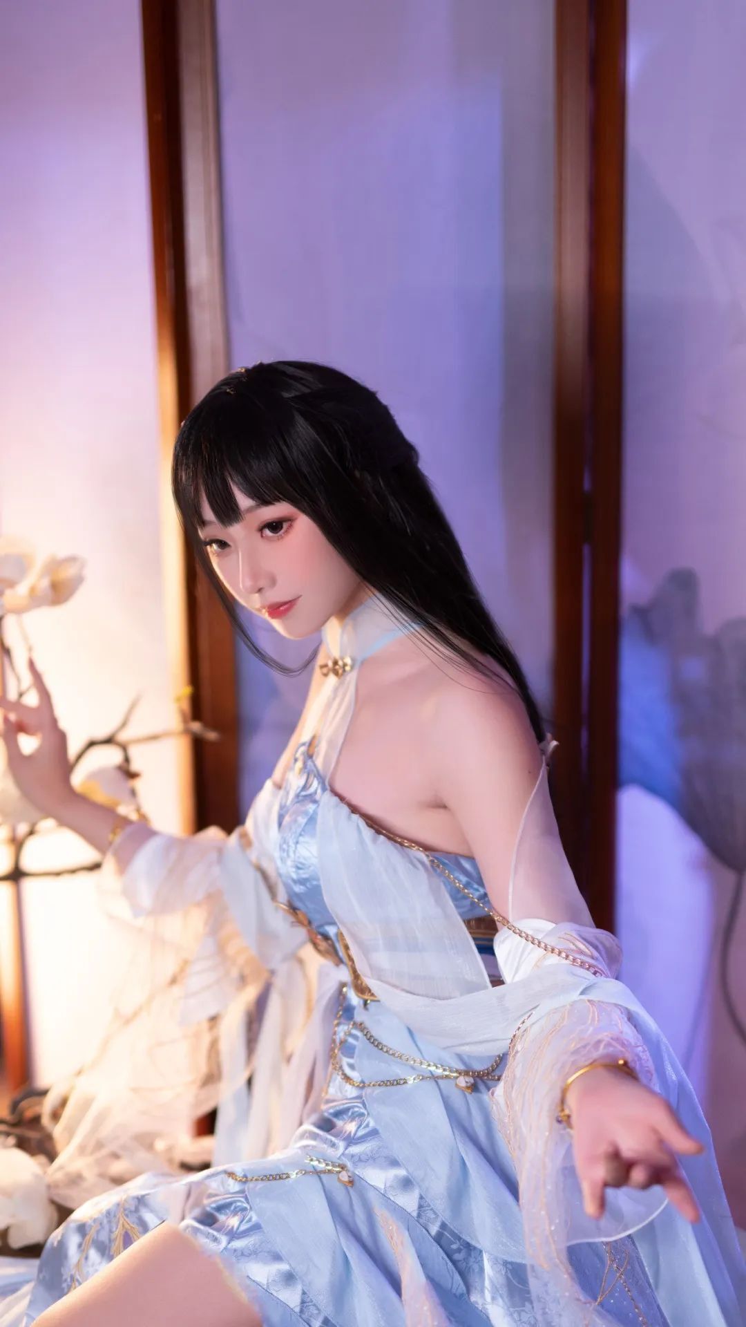 长腿轻盈在飘动的裙摆里若隐若现 吐息之间翩然若仙