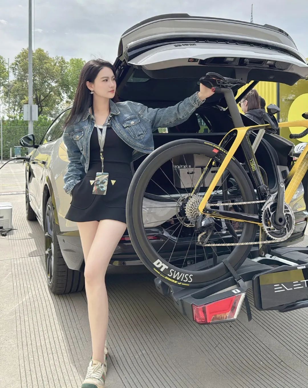 黑丝大长腿标配！玩车界最美湖人女球迷！