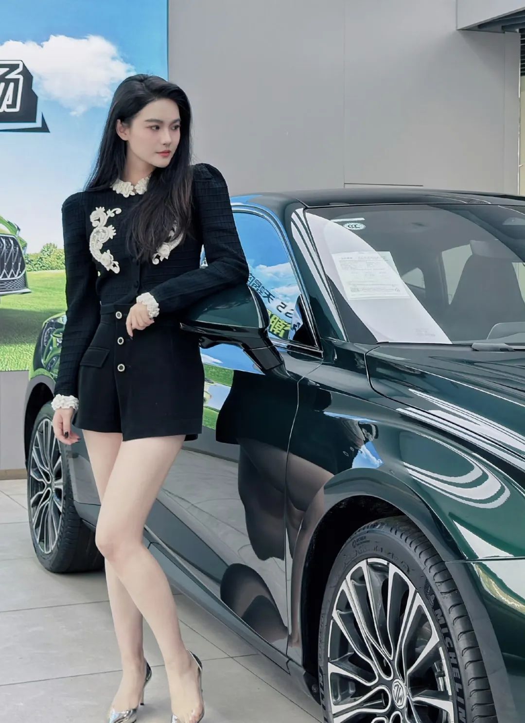 黑丝大长腿标配！玩车界最美湖人女球迷！
