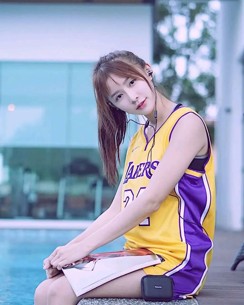 最美少妇！微笑女神！湖人女球迷，太可了...