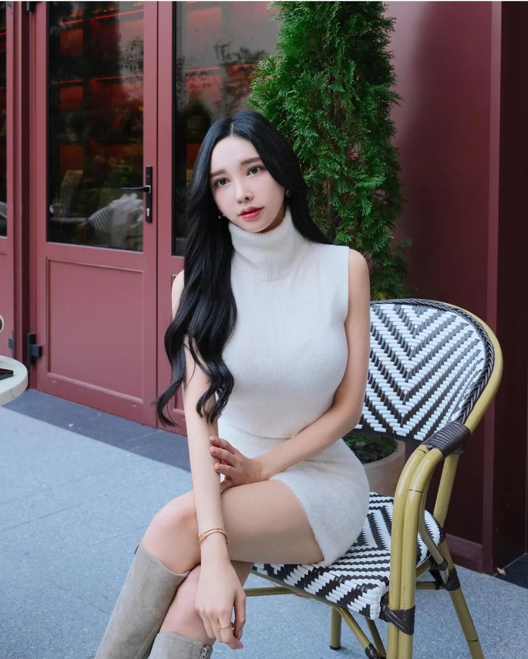 气质名媛女神！这黑丝大长腿，超顶啊！