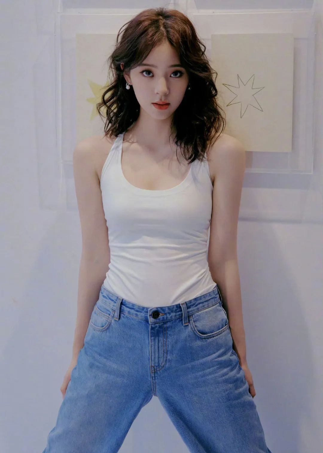别低估她的性感！她穿上黑丝后，谁看了不迷糊？