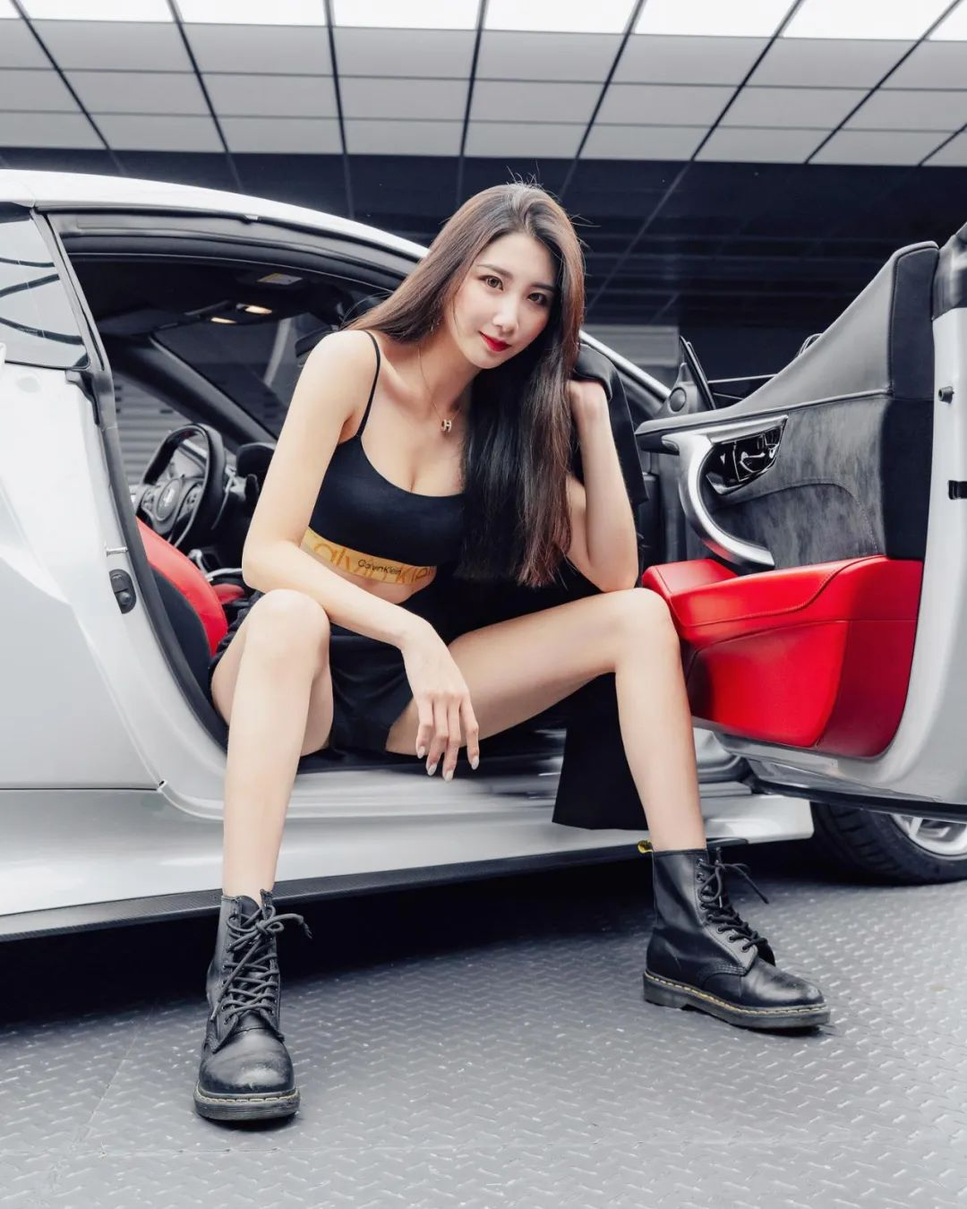 S曲线！极致身材！腰臀比天花板台妹