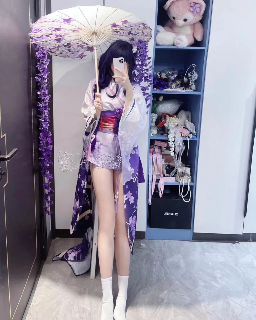 原神cos：极品机车申鹤，黑丝大长腿！制服雷神身材太顶了，玩家看完直呼过瘾！