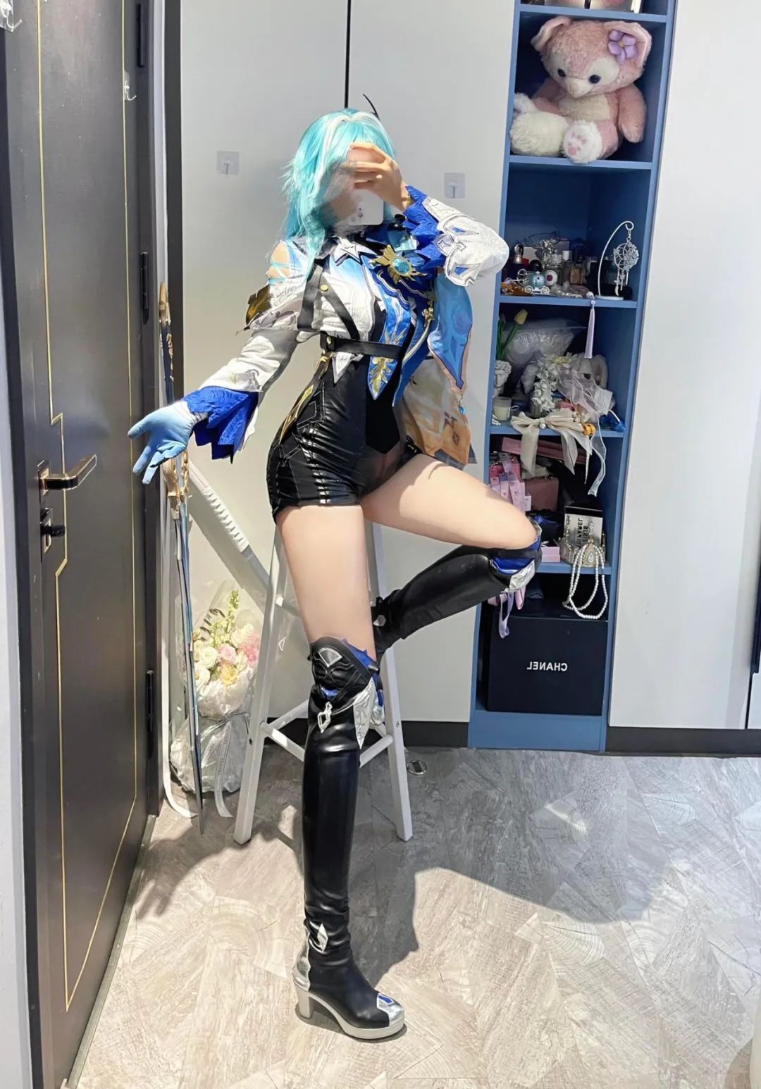 原神cos：极品机车申鹤，黑丝大长腿！制服雷神身材太顶了，玩家看完直呼过瘾！