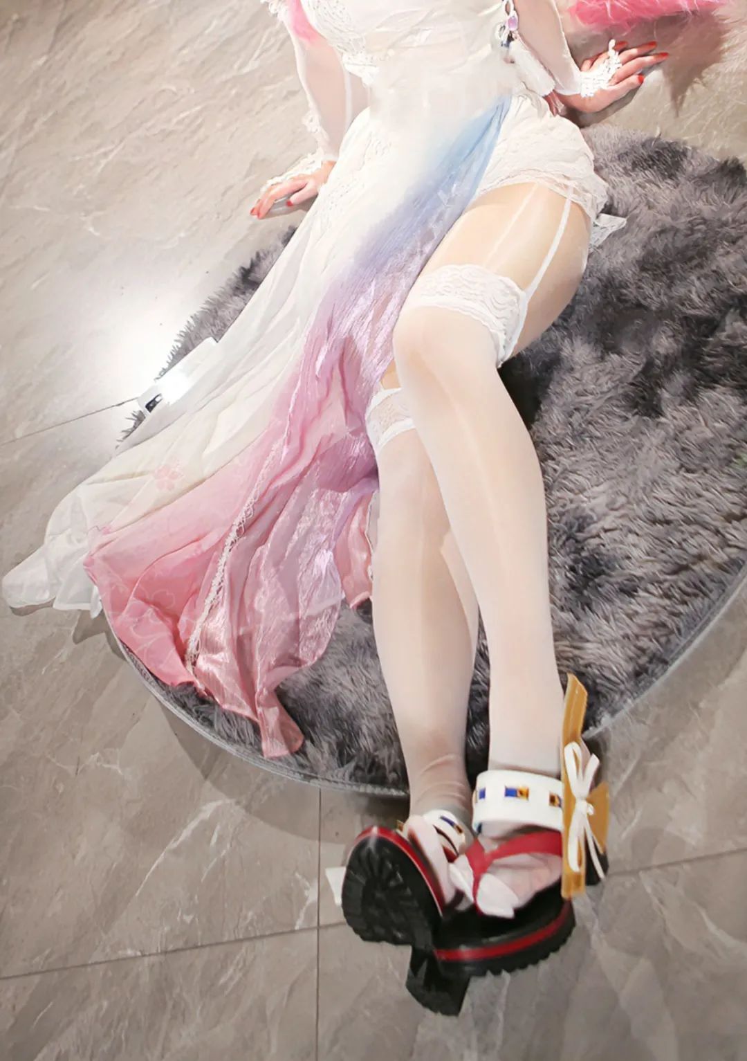 原神cos：裸足+泳装，神子姐姐太御了！妮露撩腿太吸睛！绫华抹胸连衣裙太美了！