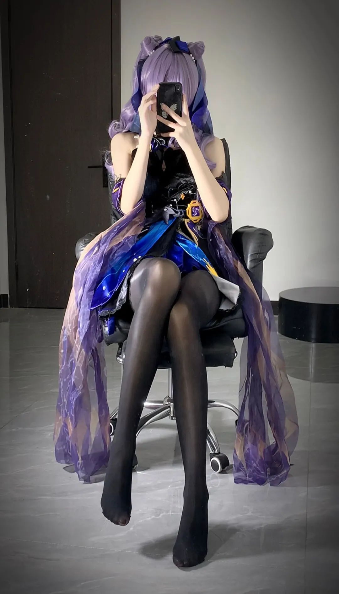 原神cos：裸足+短裙，小厨娘宵宫谁不爱？泳装妮露，莱依拉大长腿太好看了！