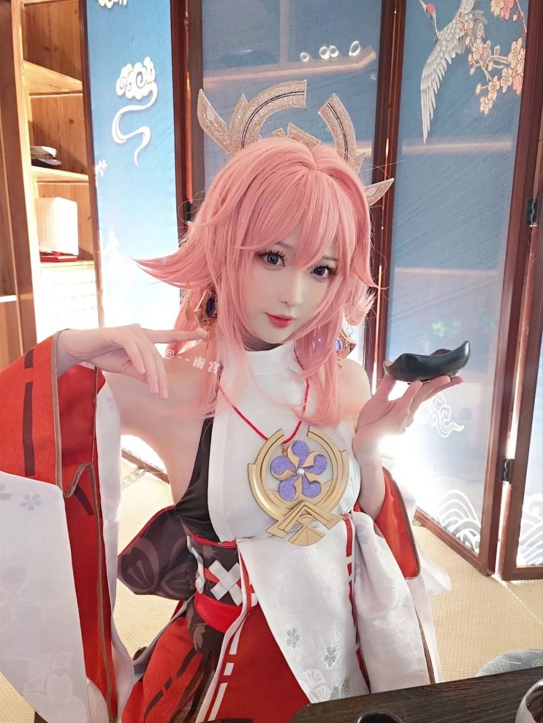 原神cos：抹胸+包臀裙，小姨申鹤太御了！雷神再次表演奶香一刀！绫华回归儿时形象！