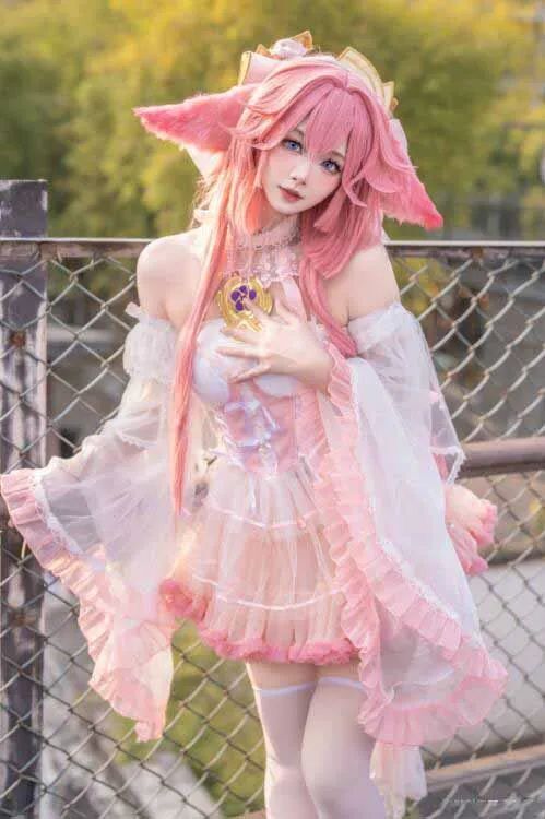 原神私设cos：申鹤抹胸白衣裙！女仆夜兰优菈神子！黑丝制服雷神真是太顶了！