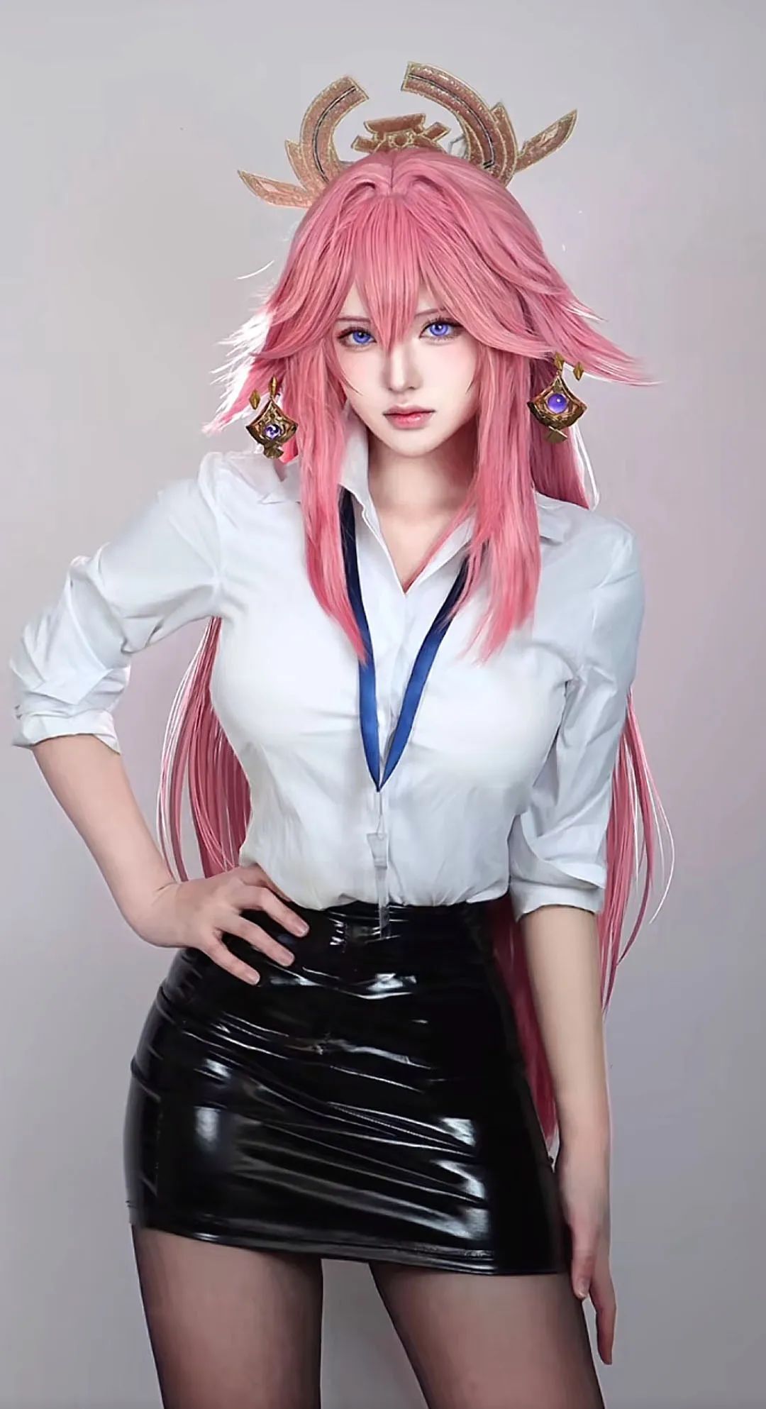 原神cos：黑丝+皮裤，制服神子太顶级了！包臀裙申鹤，婚纱绫华，旗袍甘雨，刻师傅嘟嘴太可爱了！