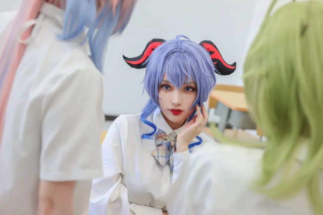 原神cos：人鱼公主芙芙太可爱了！JK甘雨心海柯莱让人心动！厨娘雷神，红色旗袍申鹤太顶了！
