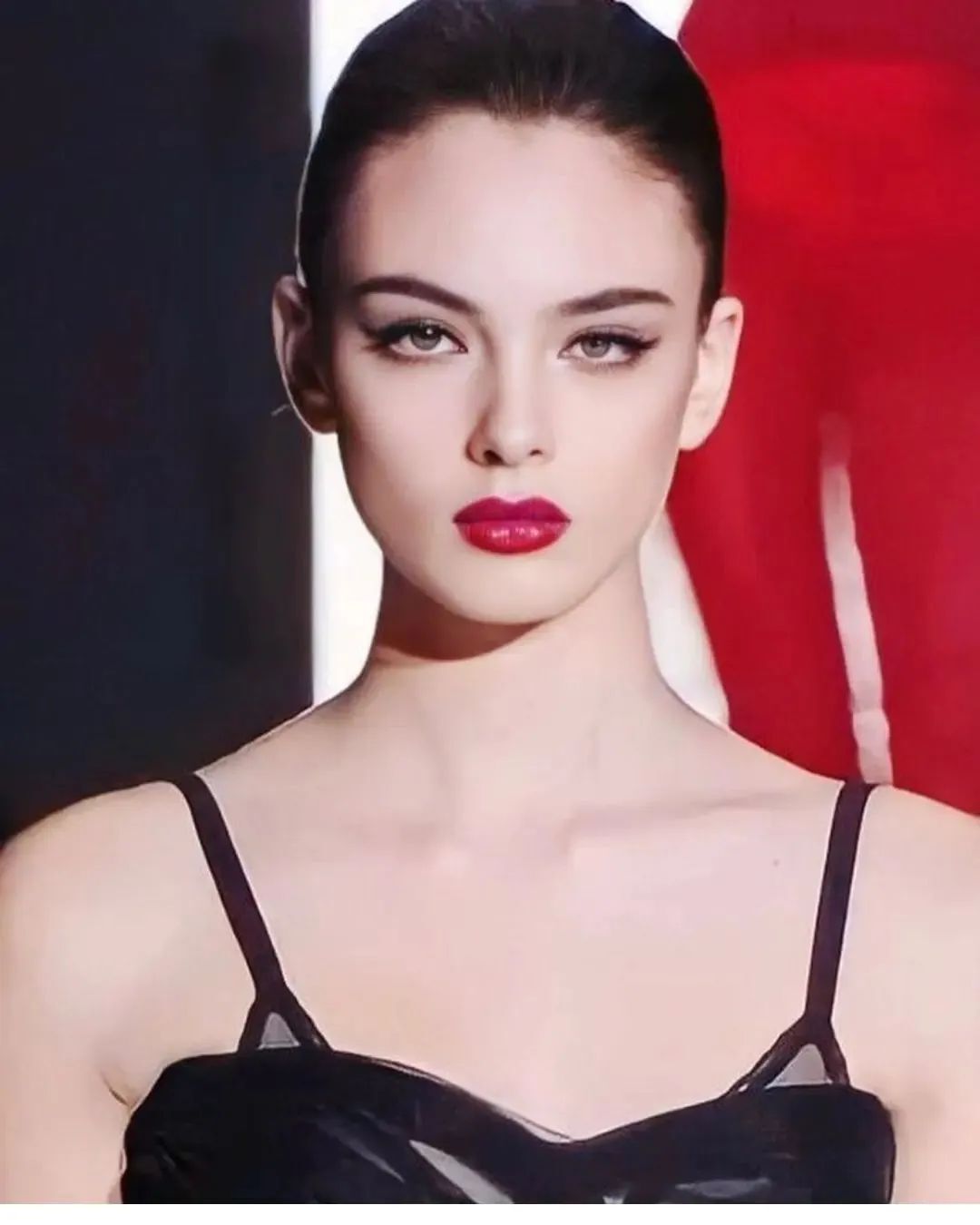 Deva Cassel走秀，完美继承球花莫妮卡·贝鲁奇的美丽基因