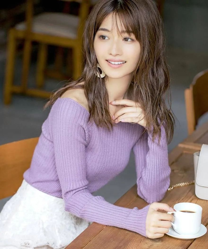 模特小室安未，日本少见的冷淡风清秀气质美女