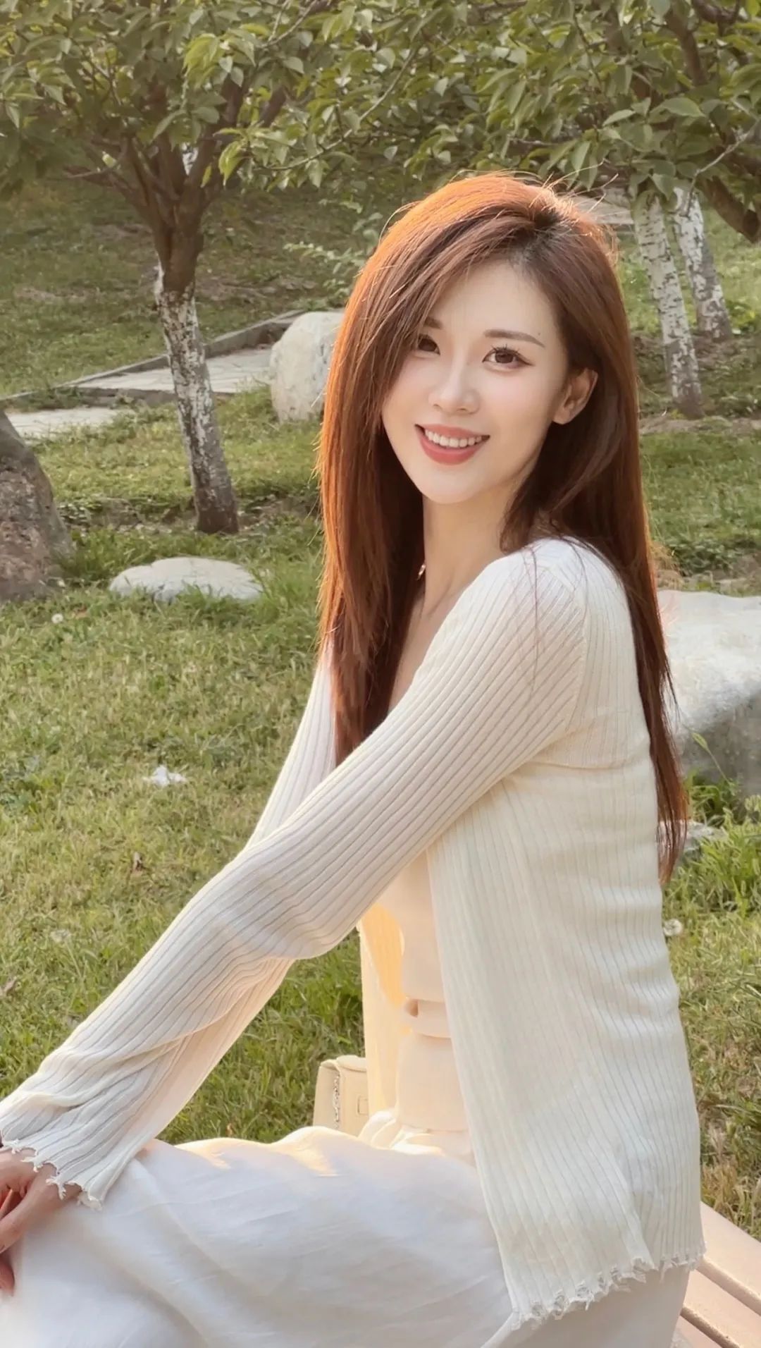 CBA球员雷蒙的妻子，绝美车模张炎，腿长逆天