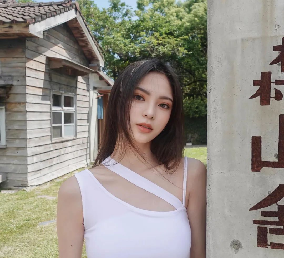 台湾长腿模特rosaxxlin，甜美长相和欧美风的S型曲线