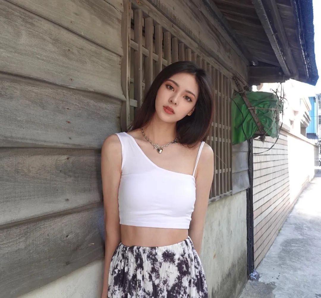 台湾长腿模特rosaxxlin，甜美长相和欧美风的S型曲线