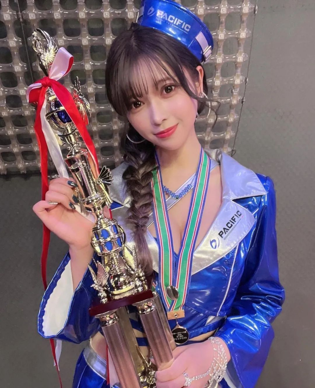 七濑奈奈| 23岁的日本赛车模特冠军 超丰满身材和逆天长腿