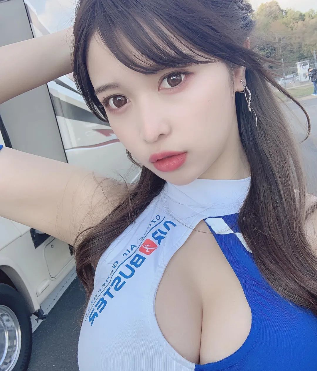 七濑奈奈| 23岁的日本赛车模特冠军 超丰满身材和逆天长腿