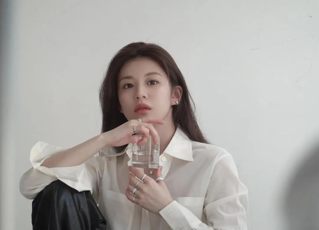 高允贞INS更新， 韩国“整形模板”的清冷系美女