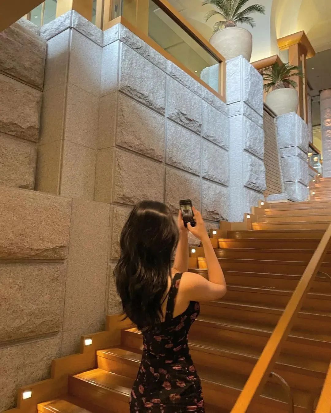 [仙女集]美女妖且闲，采桑歧路间