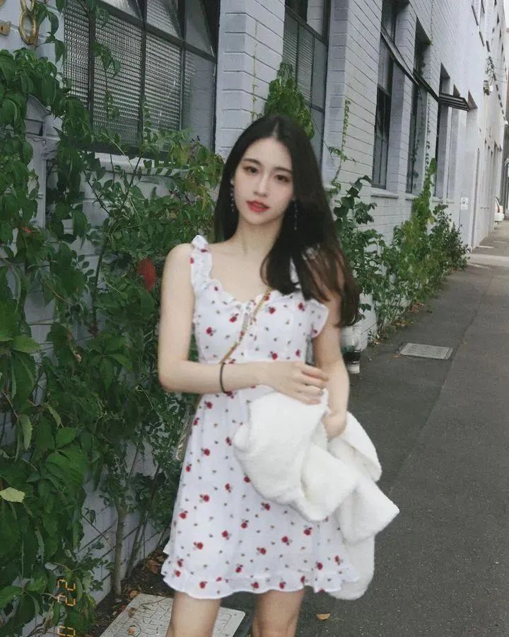 [仙女集]秀色掩今古，荷花羞玉颜