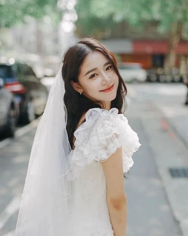 [仙女集]秀色掩今古，荷花羞玉颜