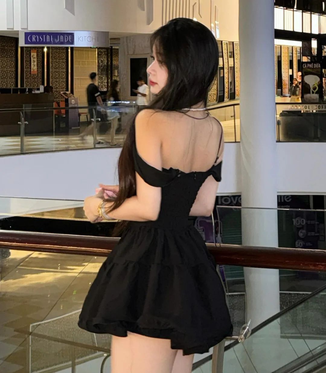 黑色连衣裙