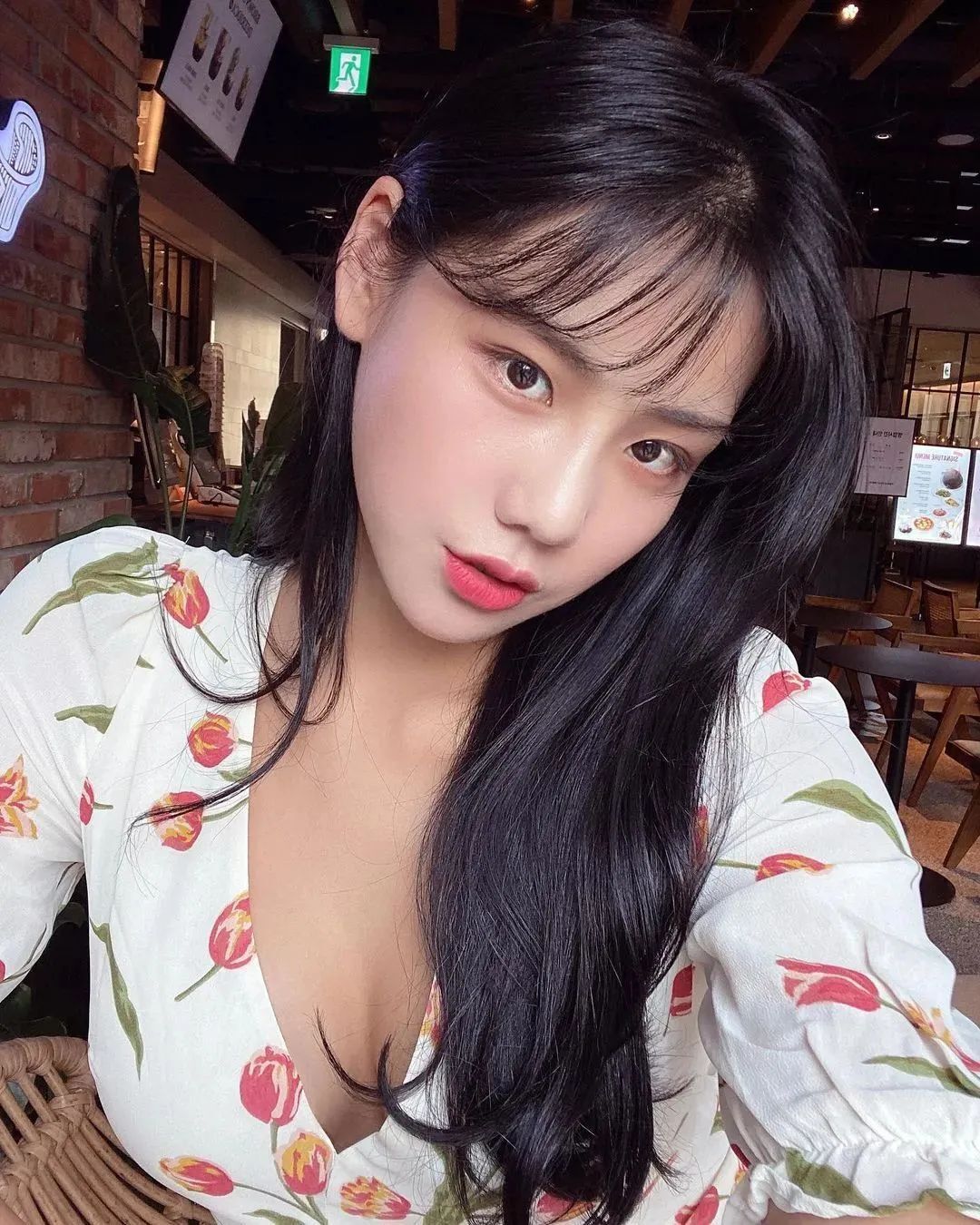 美女壁纸丨金雅珠，甜美又养眼的“韩国卡戴珊”