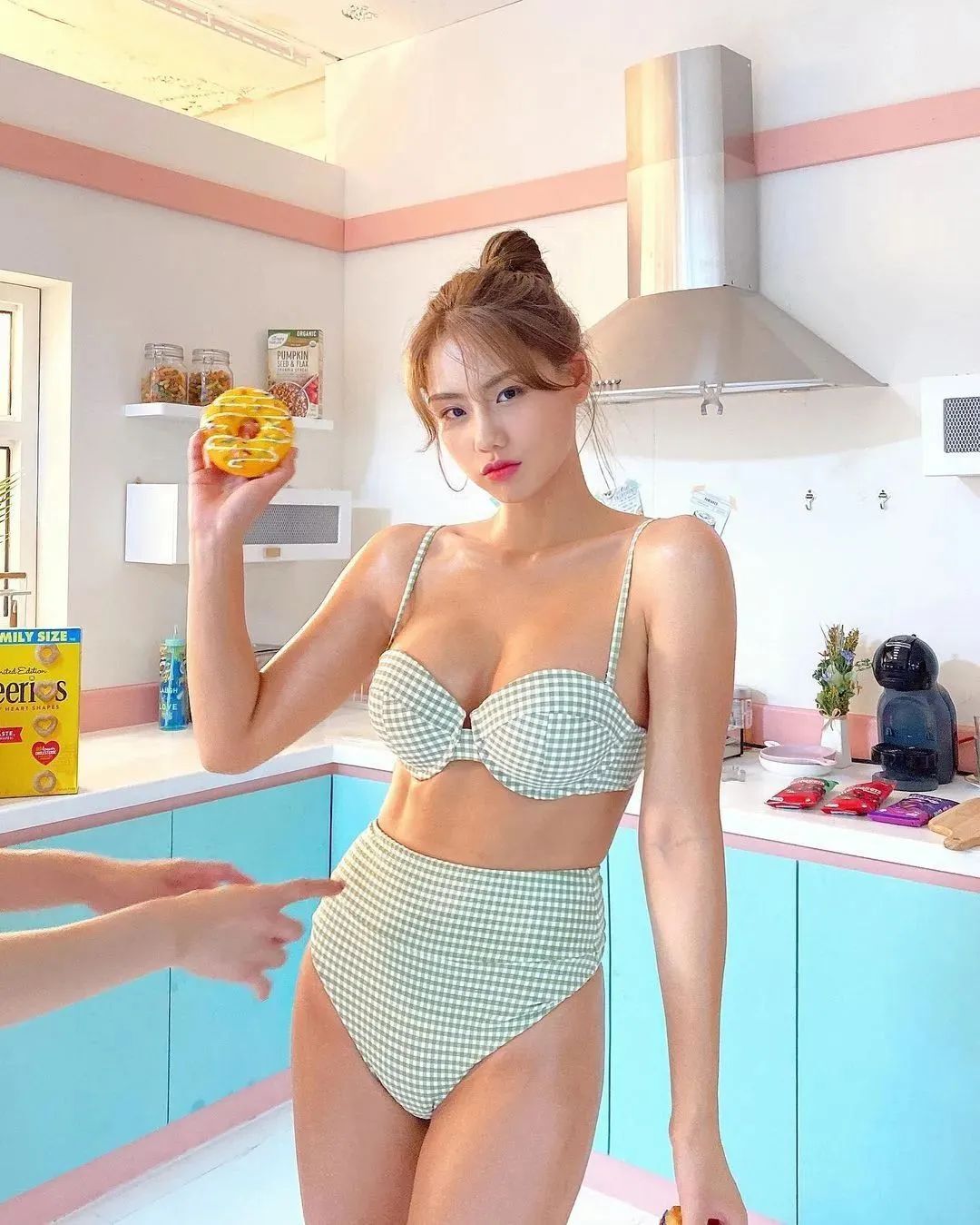 美女壁纸丨金雅珠，甜美又养眼的“韩国卡戴珊”
