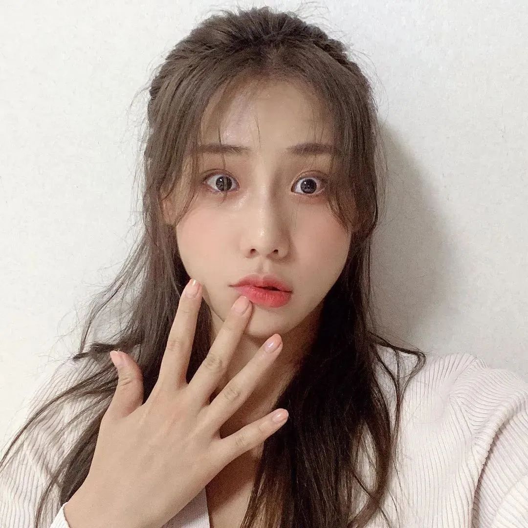 美女壁纸丨金雅珠，甜美又养眼的“韩国卡戴珊”