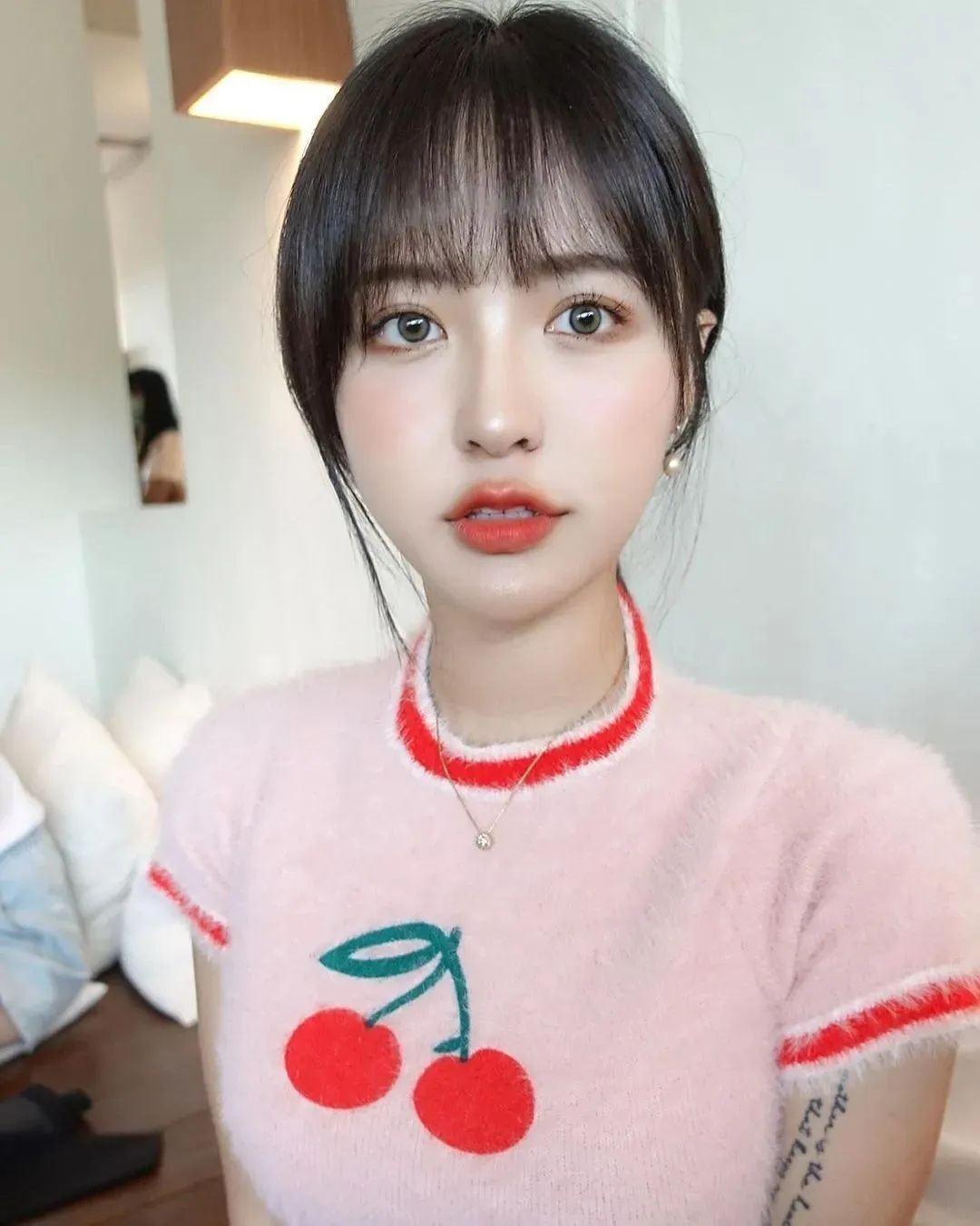 美女壁纸丨李优，长相出众、身材犯规的美女美甲师