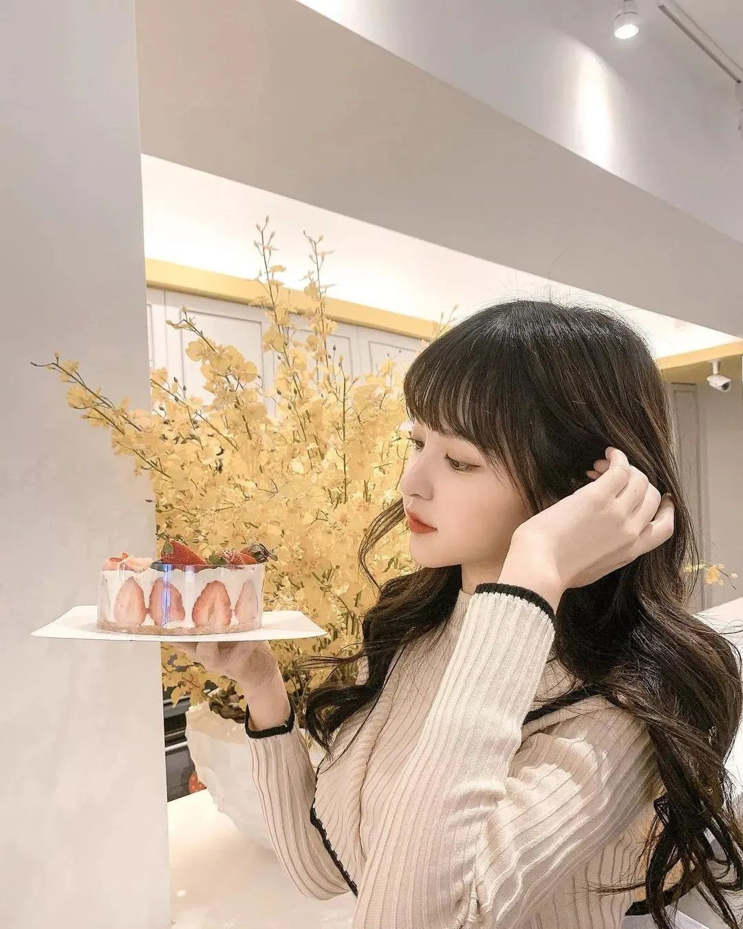 美女壁纸丨李优，长相出众、身材犯规的美女美甲师