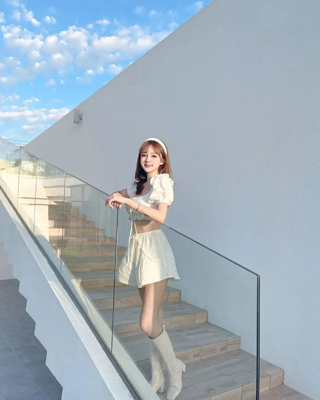 美女壁纸丨李优，长相出众、身材犯规的美女美甲师