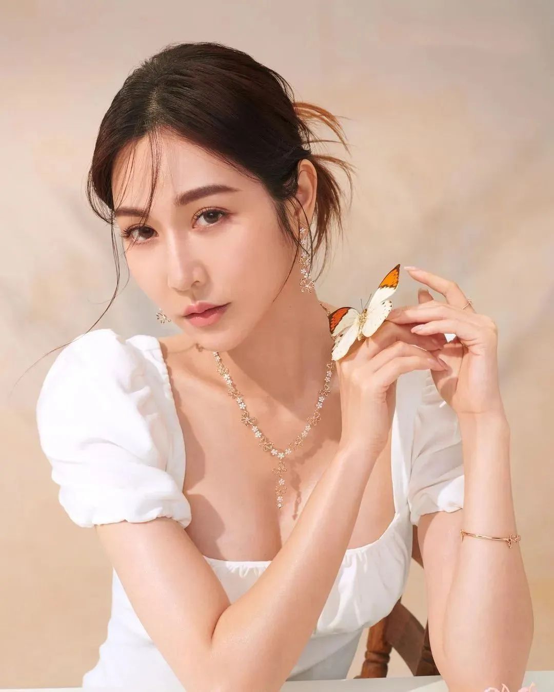 曾莞婷,40岁至今单身未婚的她，美出新高度