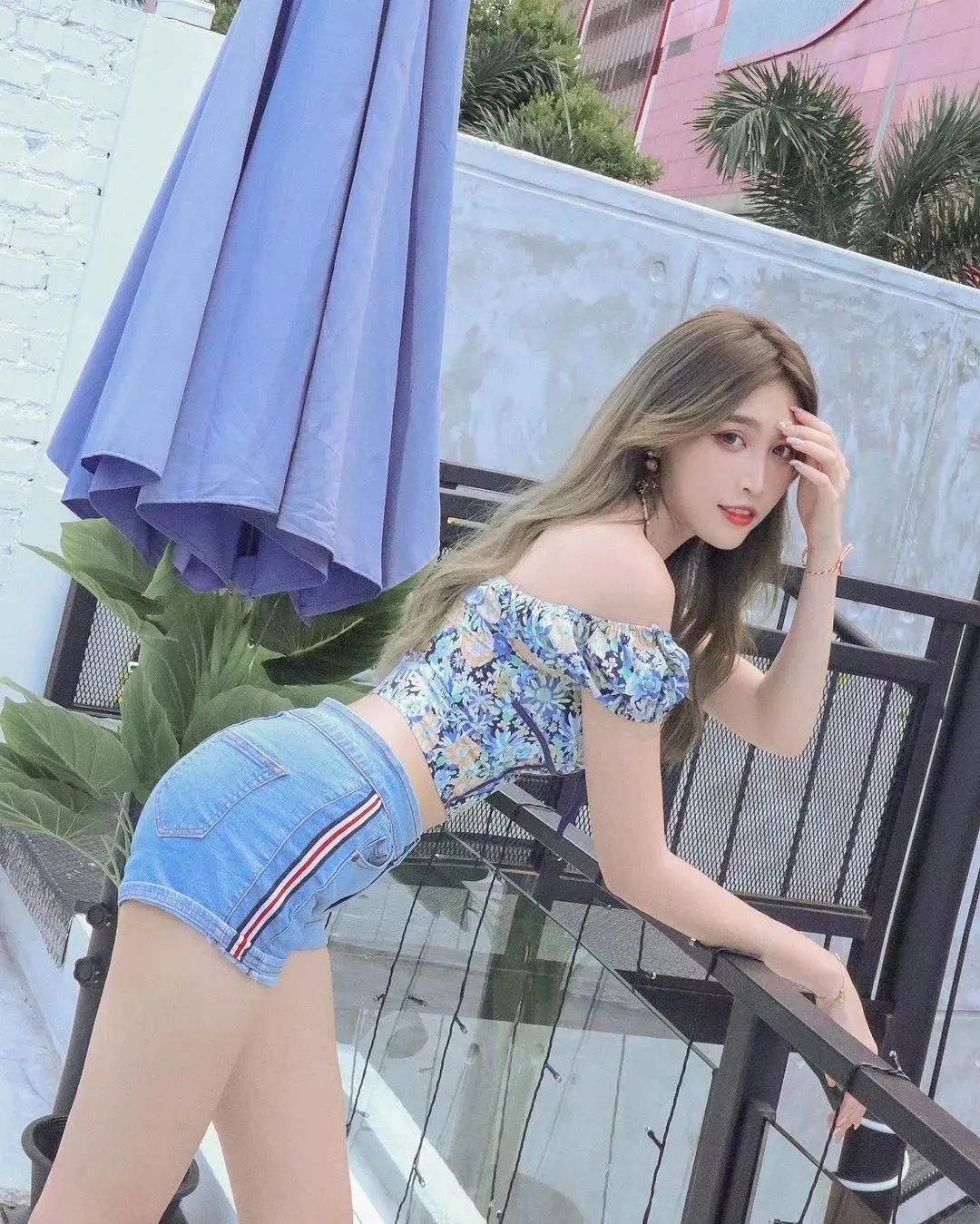 粉朵拉，美艳动人的网红美女