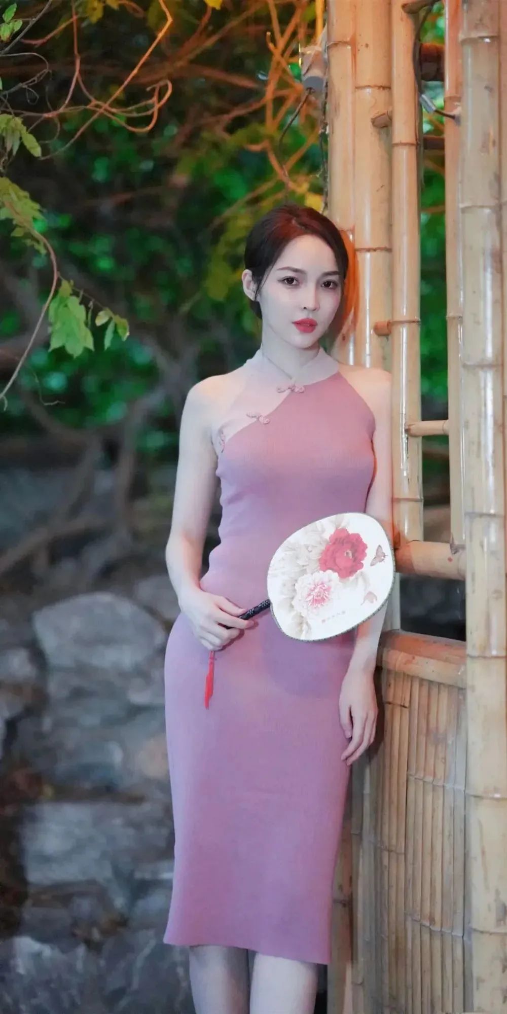 王钟瑶，一袭粉色旗袍连衣裙，宛如气质优雅的古典美人