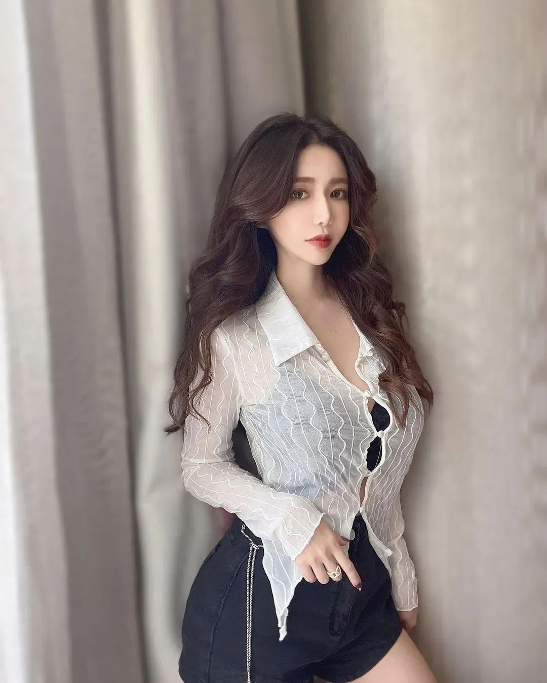 台湾网红禹霏，气质出众的御姐范女神