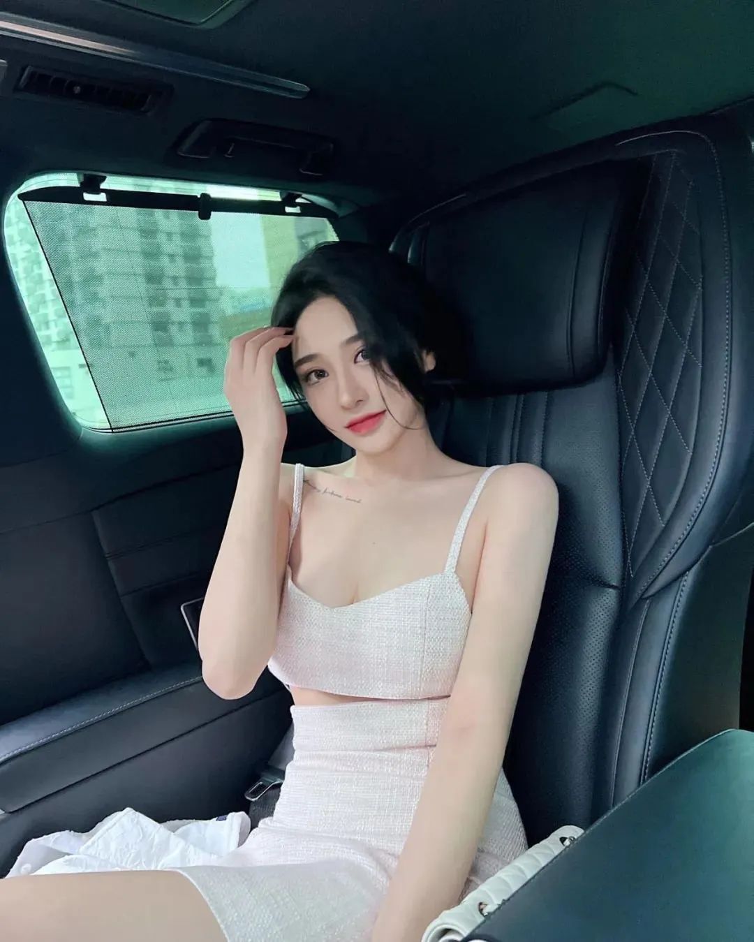 国产网红小77，从头到脚都十分精致的网红美女