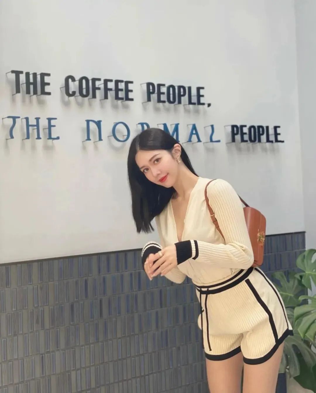台湾空姐Elly，甜美迷人的御姐范女神